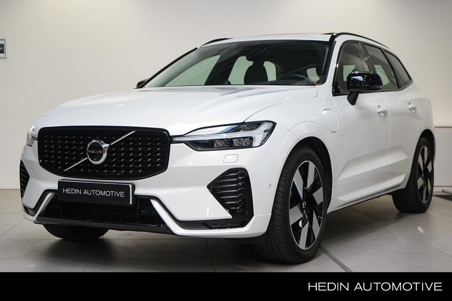 Volvo XC60 - T6 Plug-in hybrid AWD Ultimate Dark 350pk | Trekhaak | Luchtvering | Head-up display | Bow - AutoWereld.nl