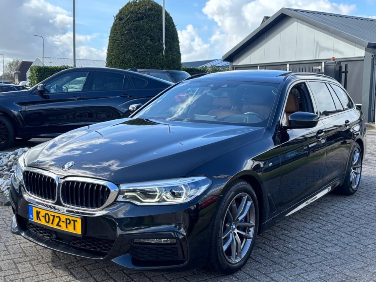 BMW 5-serie Touring - 530D High Exe Zwart 2019 Pano M-Pakket Trekhaak - AutoWereld.nl