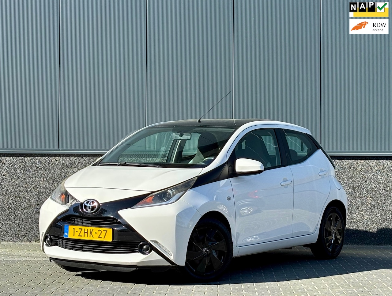 Toyota Aygo - 1.0 VVT-i x-play Elektr. ramen | 5-deurs | NAP - AutoWereld.nl