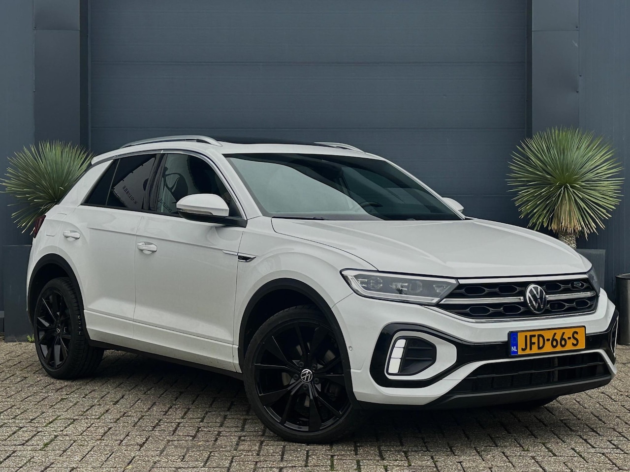 Volkswagen T-Roc - 1.5 TSI 3x R-Line VOL/IQ Light/Pano/Keyless/ - AutoWereld.nl