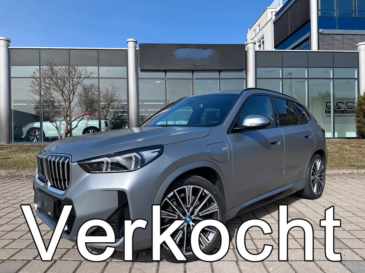 BMW X1 - xDrive30e M-SPORT ** FROZEN GREY / MOKKA LEDER, FULL OPTIONS, PANO, TREKH, 20-inch LMV, IN - AutoWereld.nl