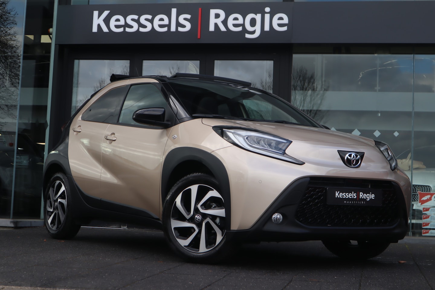 Toyota Aygo X - 1.0 VVT-i S-CVT Pulse Cabrio Top Adaptive Keyless Camera Stoelverwarming CarPlay LED DAB - AutoWereld.nl
