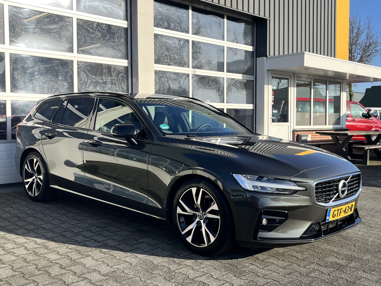 Volvo V60 - 2.0 T4 R-Design Leder Stoelverwarming Stuurwielbediening Parkeersensoren voor en achter Ap - AutoWereld.nl