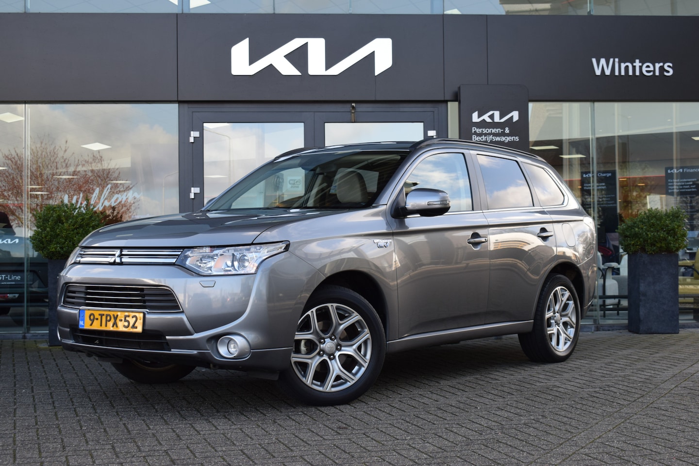 Mitsubishi Outlander - 2.0 PHEV instyle+ Navigatie | Camera | Leder | Panoramadak | Keyless Go | 18" LMV! - AutoWereld.nl