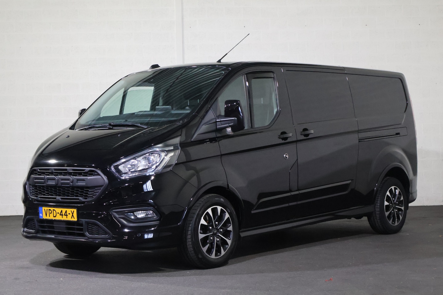 Ford Transit Custom - 2.0 TDCI 185pk L2 H1 Sport Automaat - AutoWereld.nl