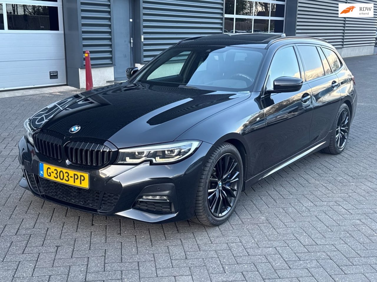 BMW 3-serie Touring - 330i High Executive Edition 330i High Executive Edition, M-pakket, head up, camera, panoramadak - AutoWereld.nl