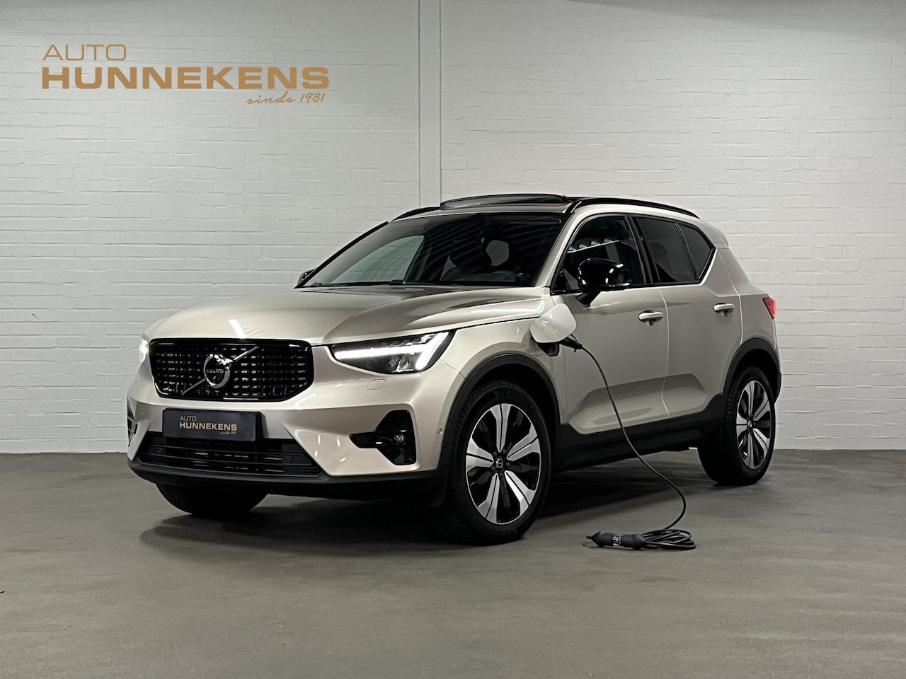 Volvo XC40 - 1.5 T5 Plug-in hybrid Ultimate Dark Open dak | Adapt. Cruise | 360 camera | Stuur-/stoelve - AutoWereld.nl