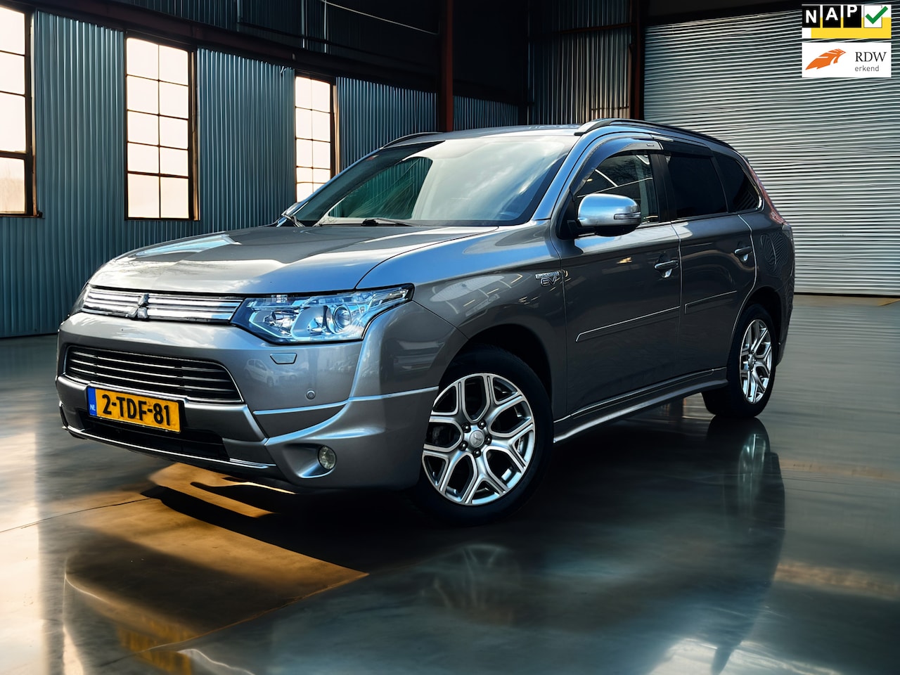 Mitsubishi Outlander - 2.0 PHEV instyle+Navi_Clima_trekhaak_Leder_Camera - AutoWereld.nl