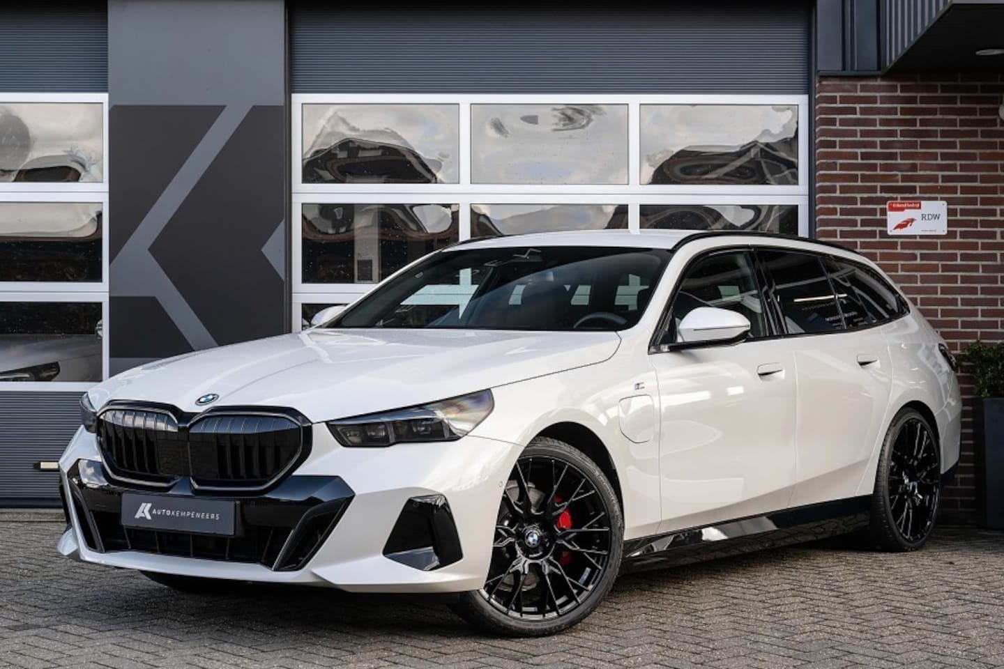 BMW 5-serie Touring - 530e xDrive M Sport Pro | Harman/Kardon | Driving Ass. Plus. | Camera | Iconic | Trekhaak - AutoWereld.nl