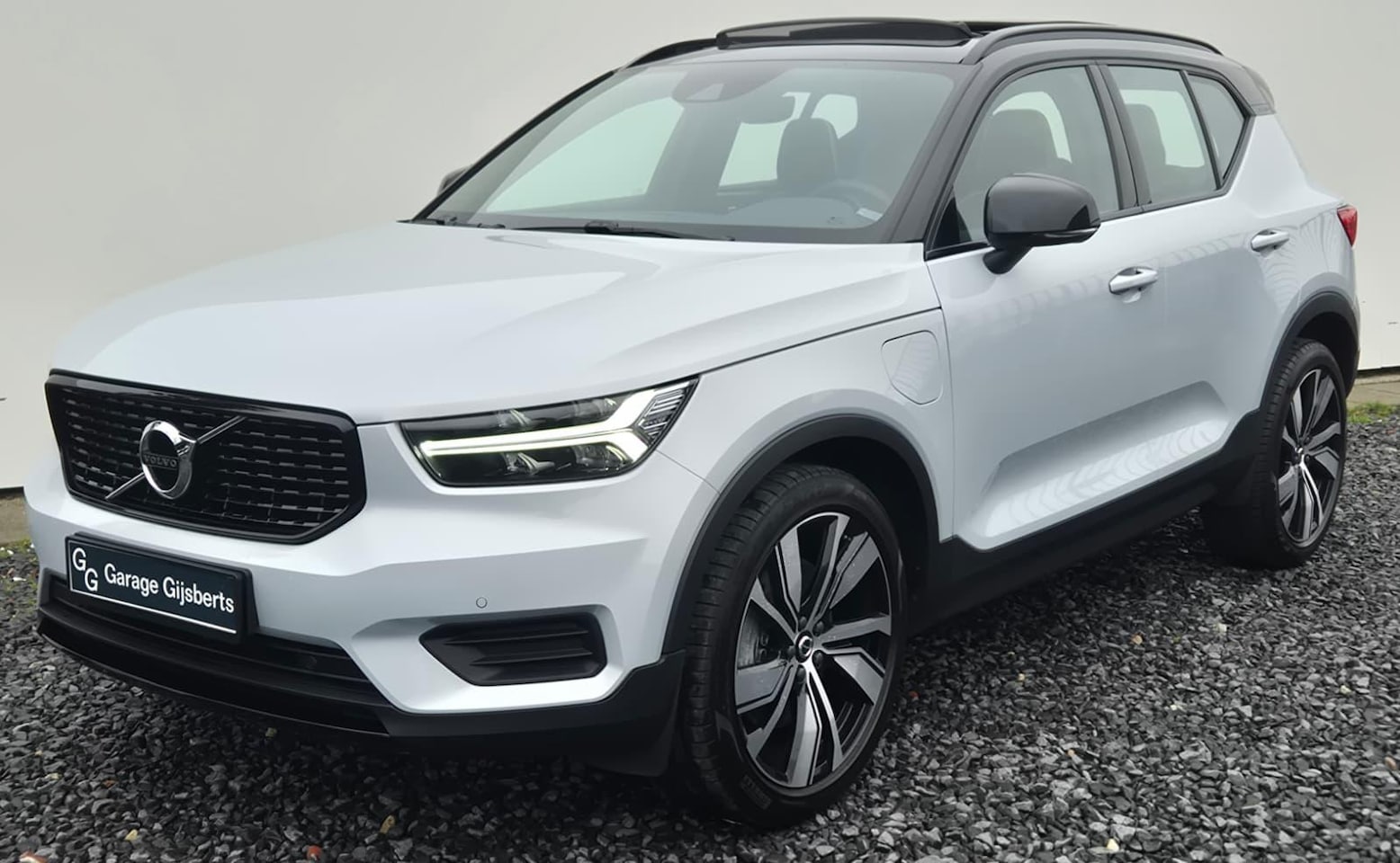 Volvo XC40 - 1.5 T4 Recharge R-Design Panorama Dak - 20" Wielen - Two Tone - Camera achter - Smartphone - AutoWereld.nl