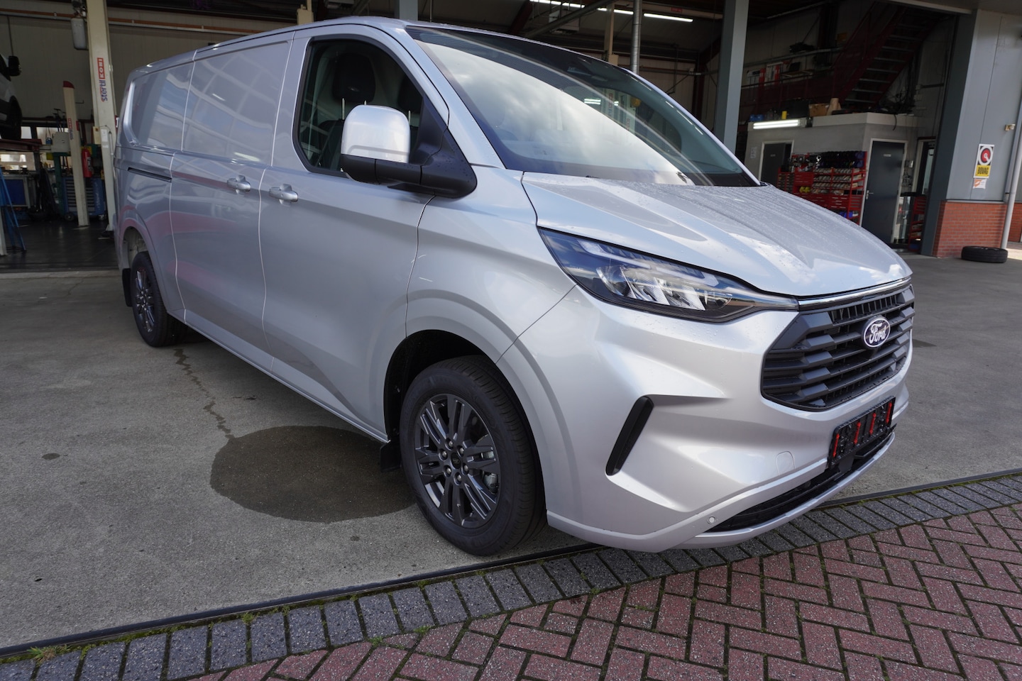 Ford Transit Custom - 320L 2.0 TDCI 170PK L2H1 Limited Automaat Climate | Adap.Cruise | Navi | Camera - AutoWereld.nl