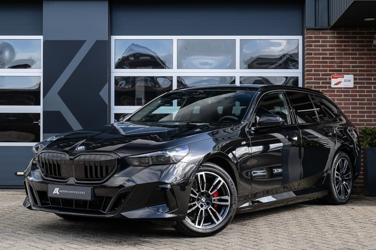 BMW 5-serie Touring - 530e xDrive M Sport Pro | Harman/Kardon | Driving Ass. Plus. | Camera | Iconic | Trekhaak - AutoWereld.nl