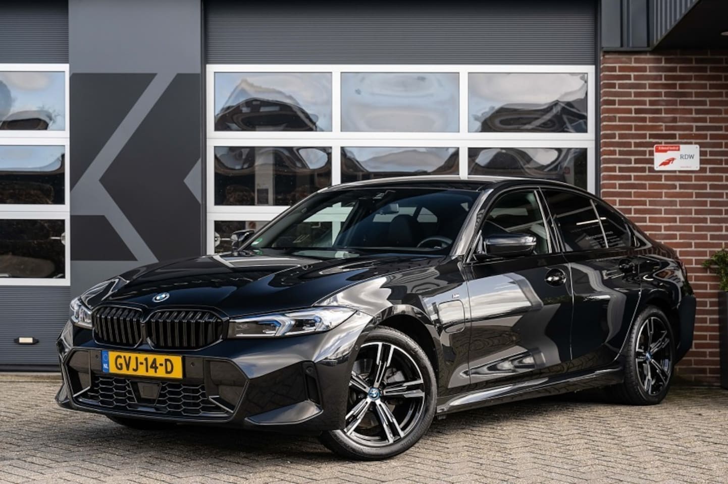 BMW 3-serie - 330 330e M Sport | Shadow | Widescreen | HIFI | Camera | Adpt. Led | ACC | 18 Inch | - AutoWereld.nl