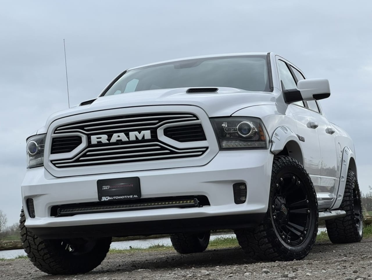 Dodge Ram 1500 - SPORT WIDEBODY 5.7L V8, LAGE BIJTELLING, SUPERSTAAT!! - AutoWereld.nl