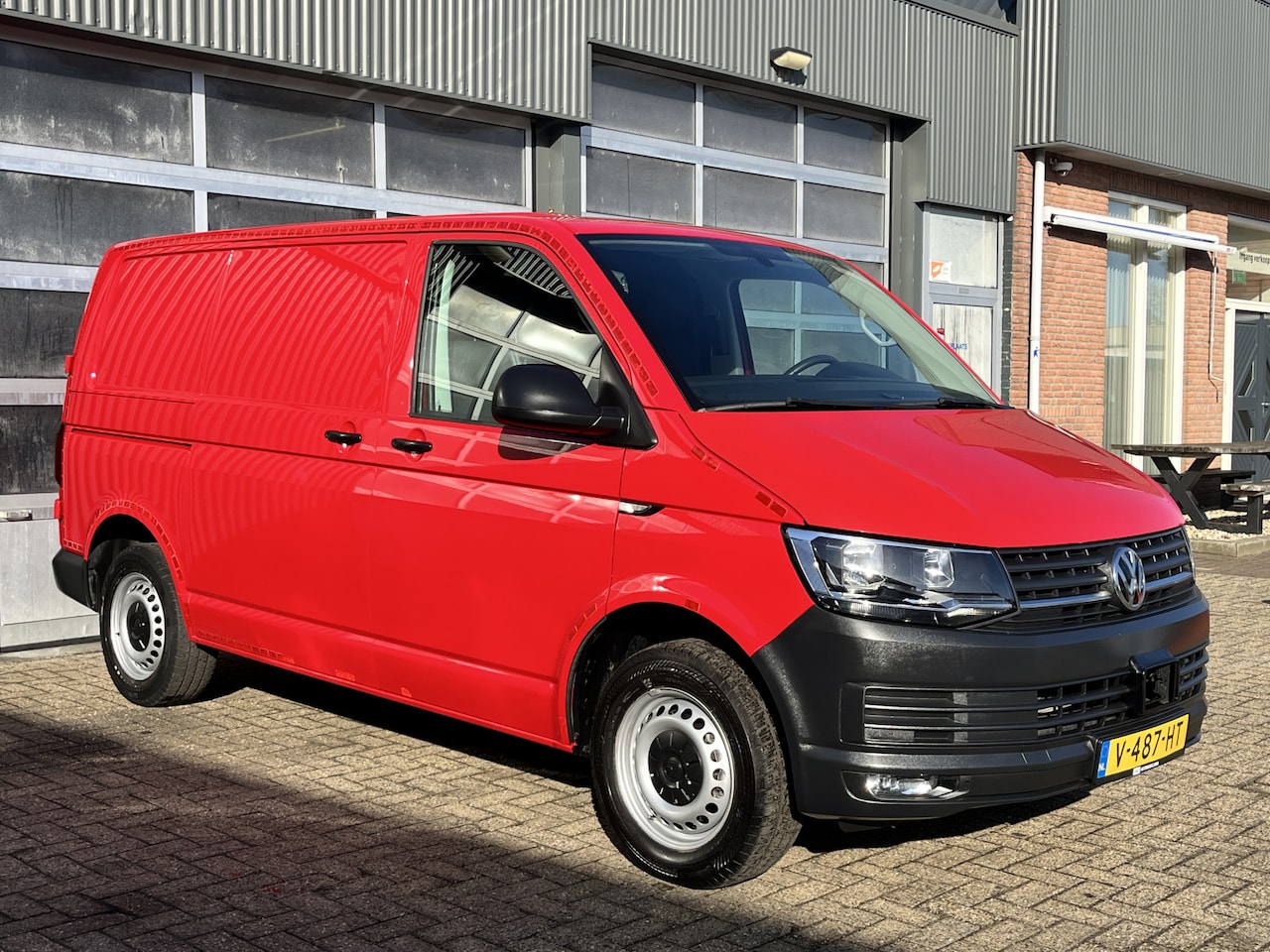 Volkswagen Transporter - 2.0 TDI L1H1 150PK Automaat Airco Cruise controle Trekhaak 2500kg trekgewicht Telefoonverb - AutoWereld.nl