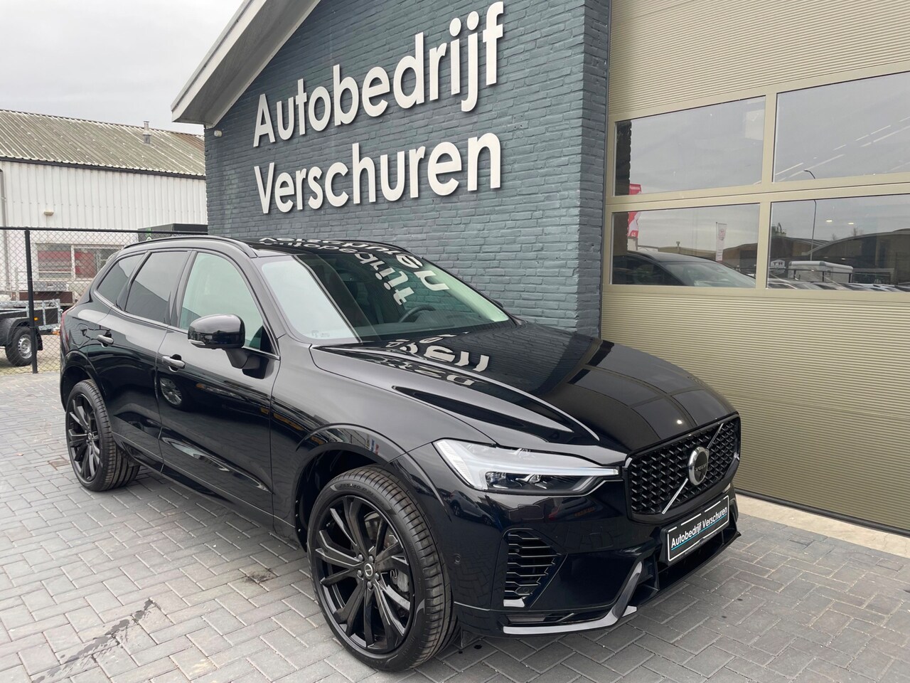 Volvo XC60 - 2.0 T8 Plug-in hybrid AWD Plus Dark stoelverwarming + verkoeling pano 360° camera - AutoWereld.nl