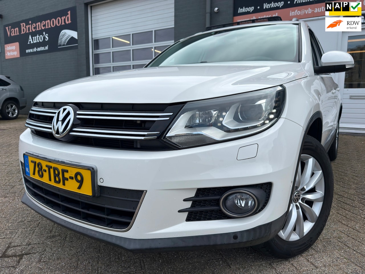 Volkswagen Tiguan - 1.4 TSI Sport&Style van 2de Eig met elec panoramadak en parkeersensoren en trekhaak en nav - AutoWereld.nl
