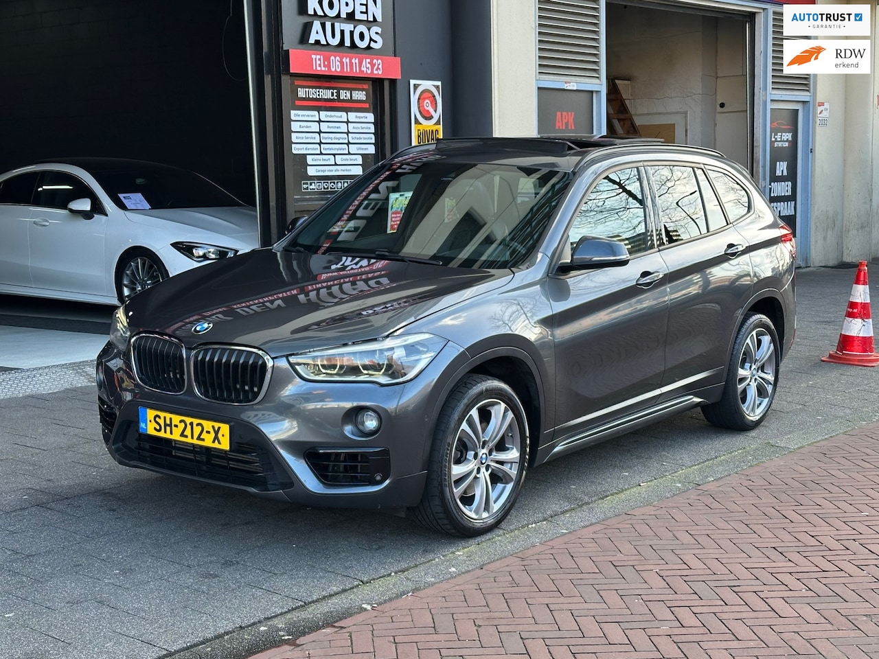 BMW X1 - SDrive20i High Executive Leer Navi Camera Pano - AutoWereld.nl
