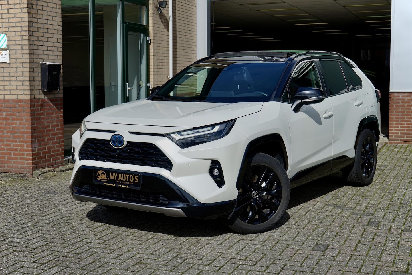 Toyota RAV4 - AWD Hybrid Bi-Tone|Pano|Trekhaak|Dealer OH|Garantie|E.Achterklep - AutoWereld.nl