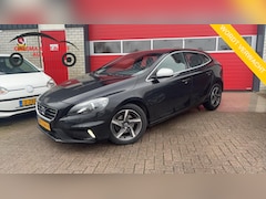 Volvo V40 - 2.0 D2 R-Design Business NWE D-RIEM / TREKHAAK / XENON / STOELVERW / NAVI / CLIMA / PDC /