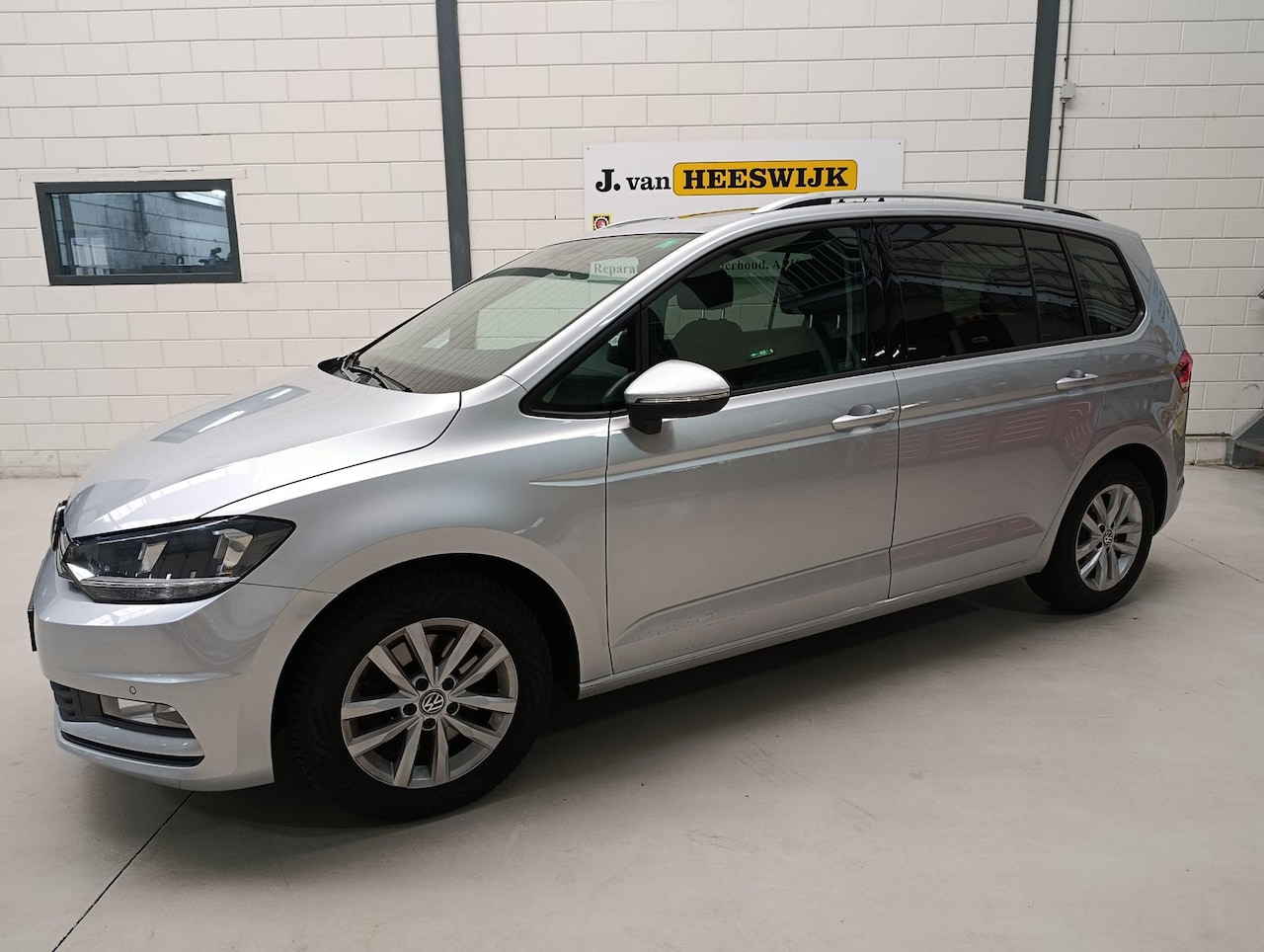 Volkswagen Touran - 1.4 TSI Connected Series Pdc | Lmv | Panoramadak | Trekhaak | Keyless - AutoWereld.nl