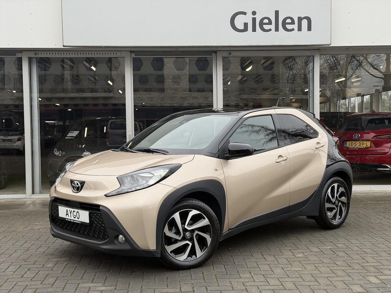 Toyota Aygo X - 1.0 VVT-i MT Pulse Bi-tone | Ginger beige, 17 inch, Privacy glass, Apple CarPlay/Android a - AutoWereld.nl