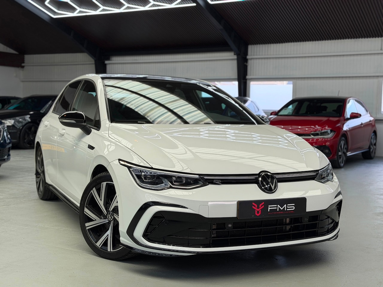 Volkswagen Golf - 1.5 eTSI 3x R-Line CarPlay Camera - AutoWereld.nl