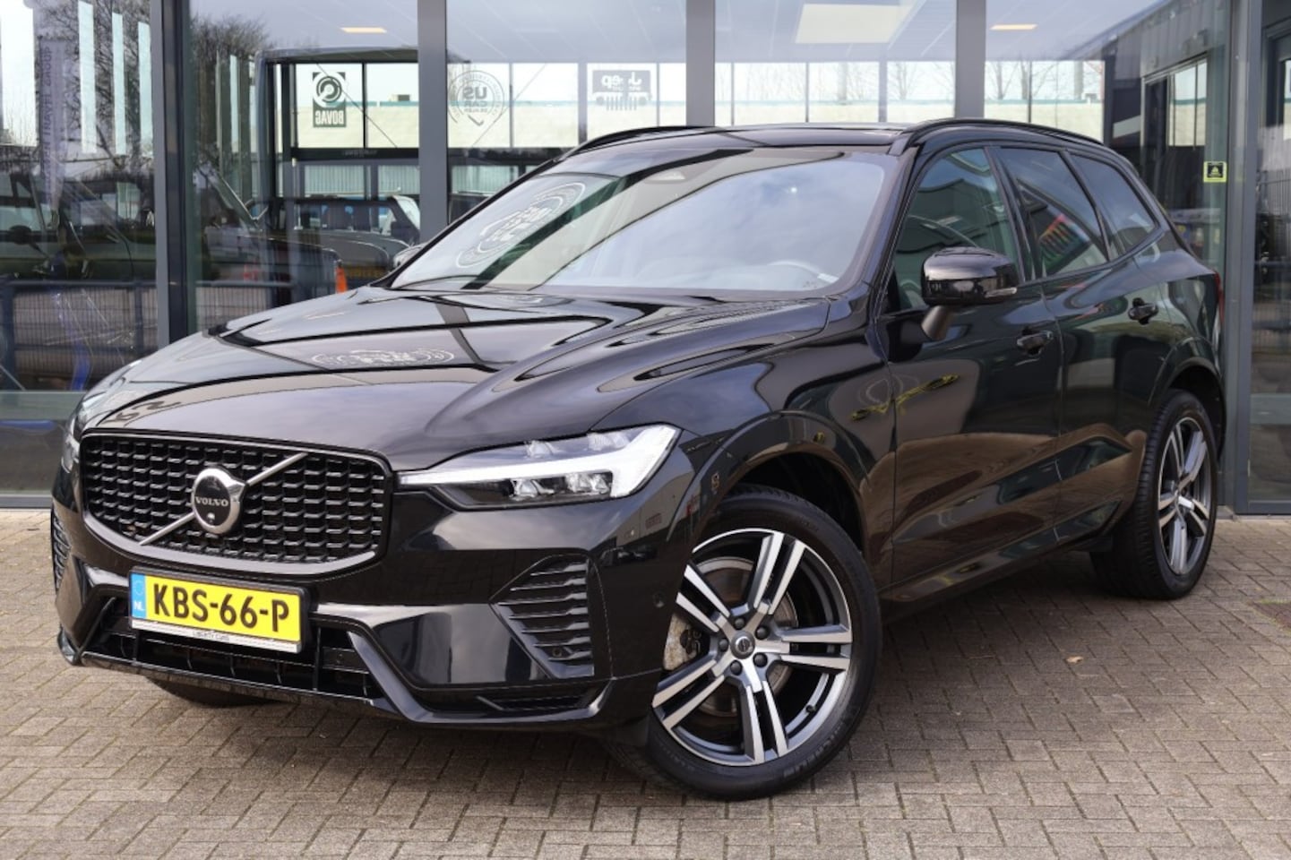 Volvo XC60 - 2.0 B4 Aut. R-DESIGN / Panorama dak / Volleder - AutoWereld.nl
