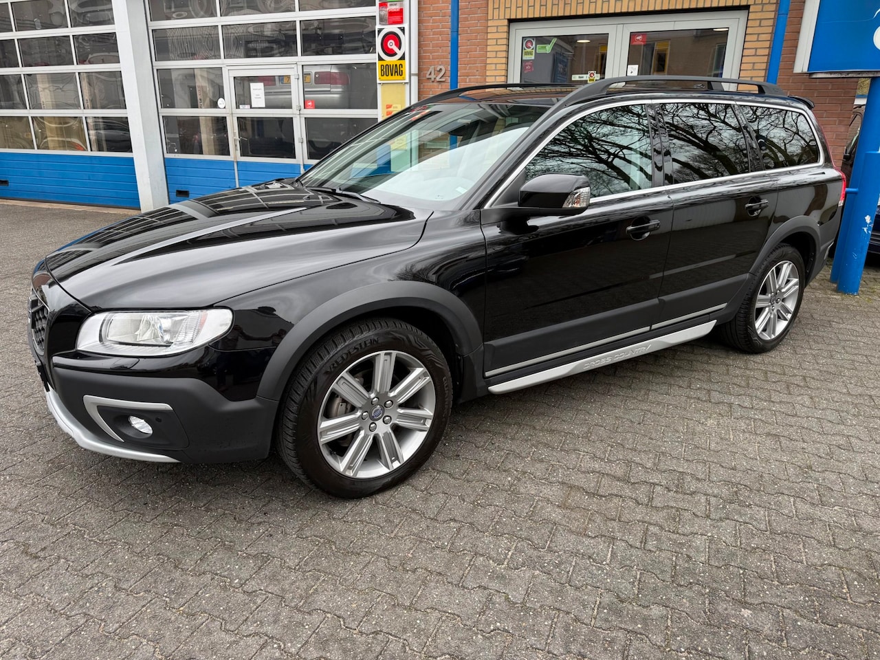 Volvo XC70 - 2.4 D5 220pk AWD|lage km. stand!|Trekhaak|Schadevrij|Erg mooie auto! - AutoWereld.nl