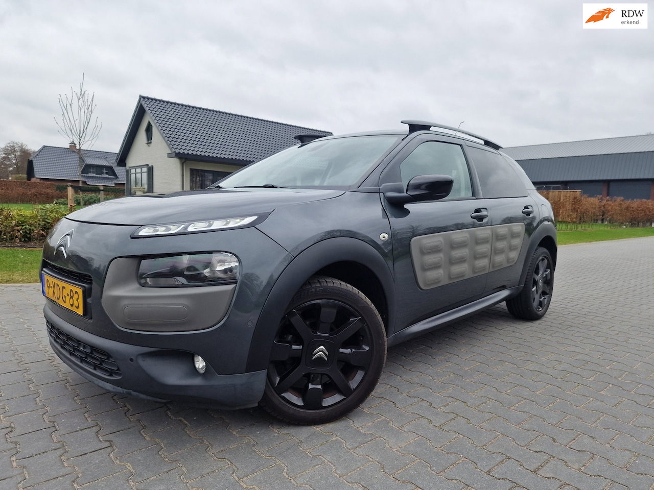 Citroën C4 Cactus - 1.2 e-VTi Shine AUT PANO NAVI PSENSOR CRUISE TREKHAAK 2 X SLEUTELS - AutoWereld.nl