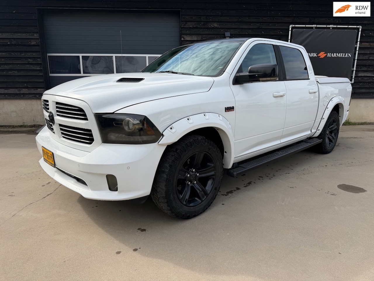 Dodge Ram 1500 - 5.7 V8 Quad Cab 6'4 Pano Leer Xenon - AutoWereld.nl