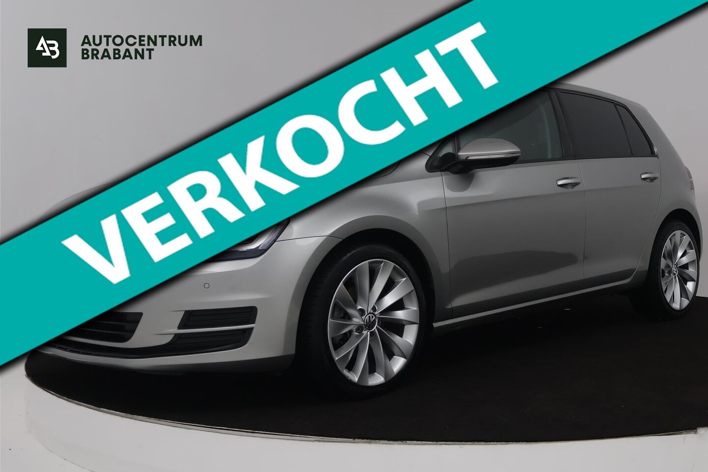 Volkswagen Golf - 1.2 TSI Trendline (NAVIGATIE, PARKEERSENSOREN, AUTOMAAT) - AutoWereld.nl