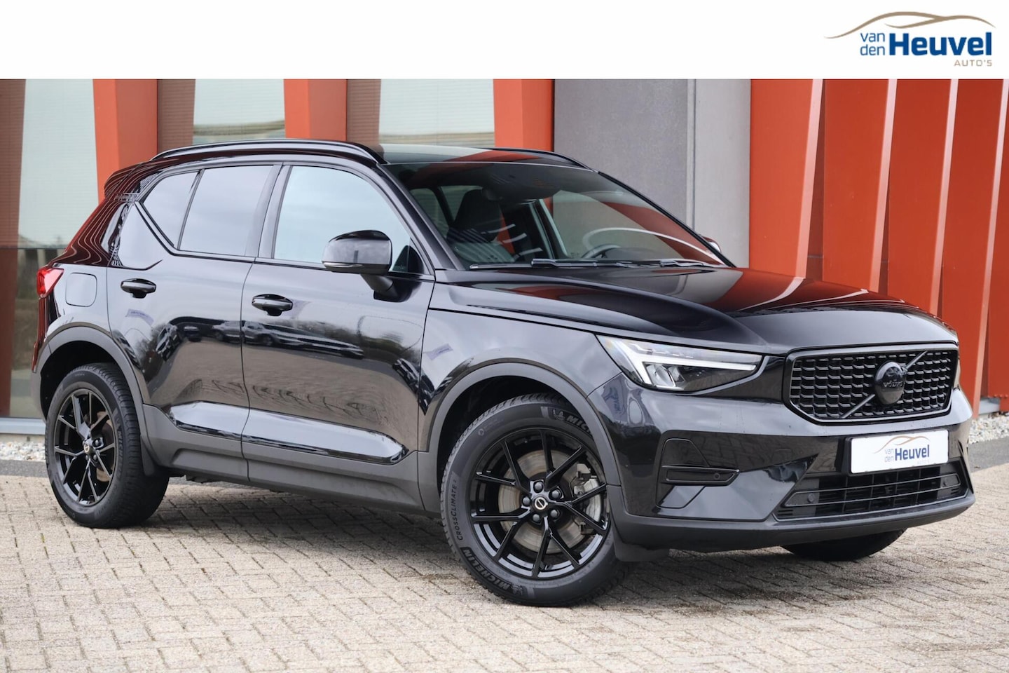 Volvo XC40 - T4 Recharge Black Edition | Stoelverwarming | Trekhaak | Parkeercamera | H/K | Keyless - AutoWereld.nl