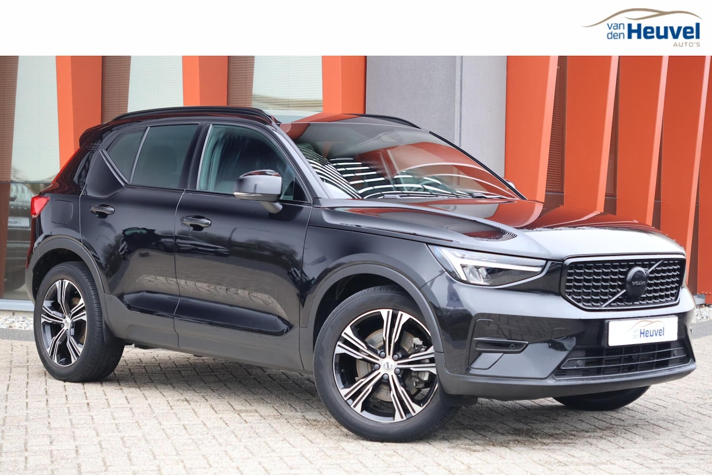 Volvo XC40 - T4 Recharge Plus Dark | Stoelverwarming | Trekhaak | Parkeercamera | H/K | Keyless - AutoWereld.nl