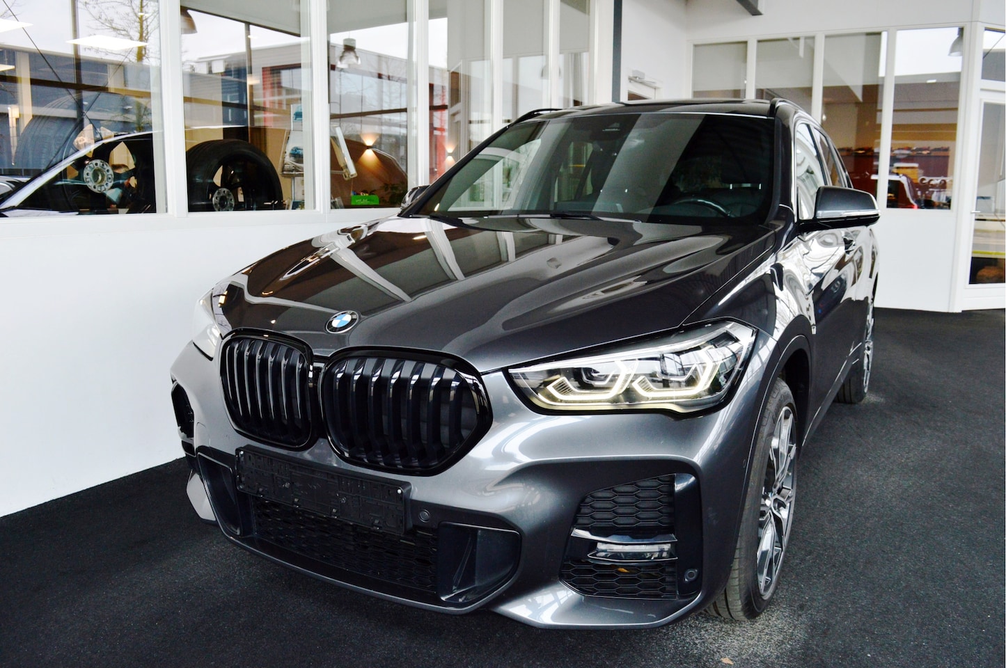BMW X1 - sDrive20i M-Sportedition | Pano | HUD | Leder | Elektr. Stoel + Mem - AutoWereld.nl