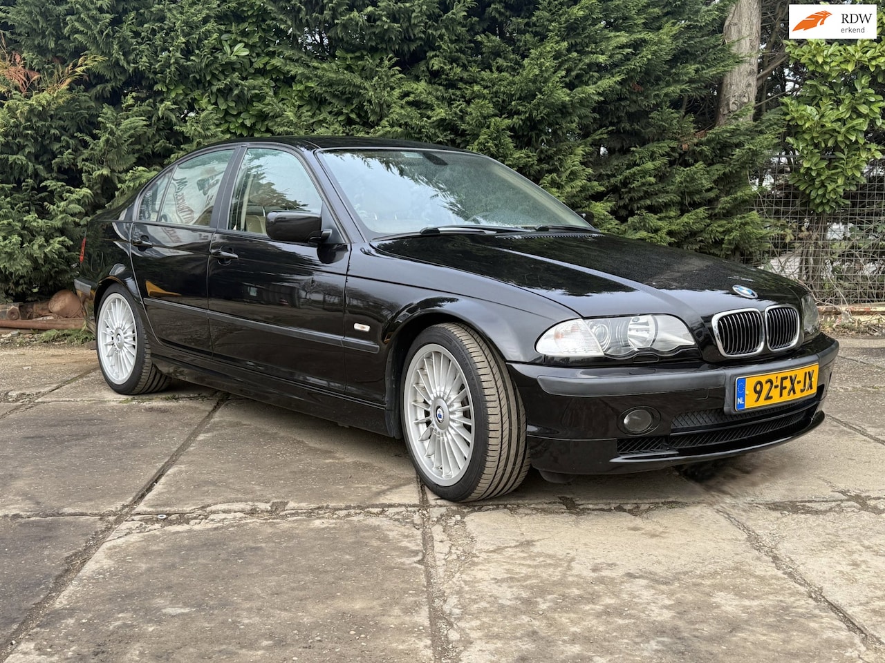 BMW 3-serie - 330i Executive Aut I Perfect Onderhouden I Youngtimer I Clima - AutoWereld.nl