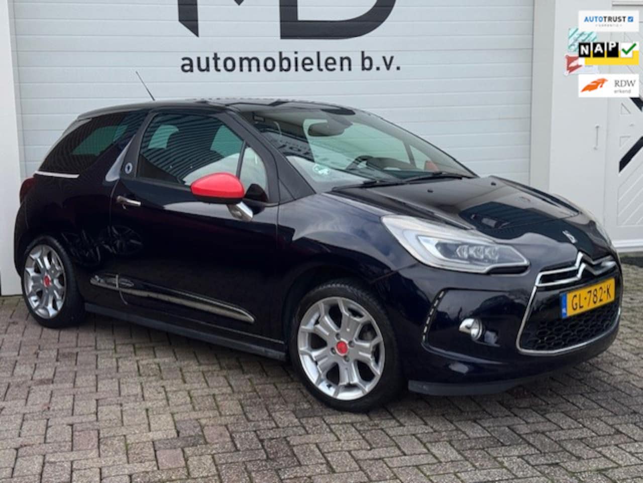 DS 3 - 1.2 So Red -1e eigenaar-Dealer onderhouden-leder-camera - AutoWereld.nl
