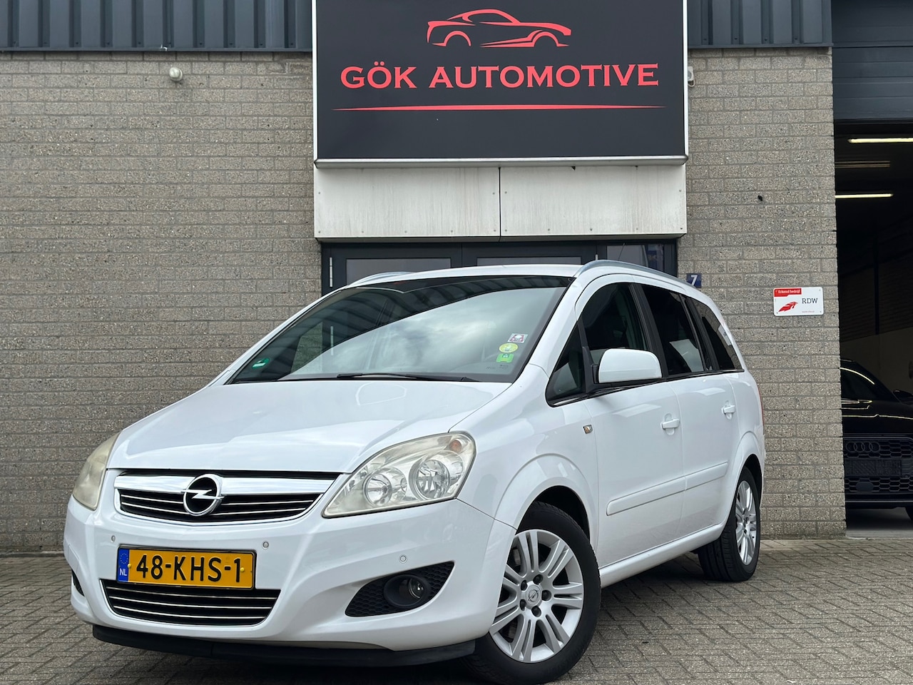 Opel Zafira - 2.2 Cosmo / Navi / 7 Persoons / Automaat / PDC / NAP / 2De Eigenaar - AutoWereld.nl
