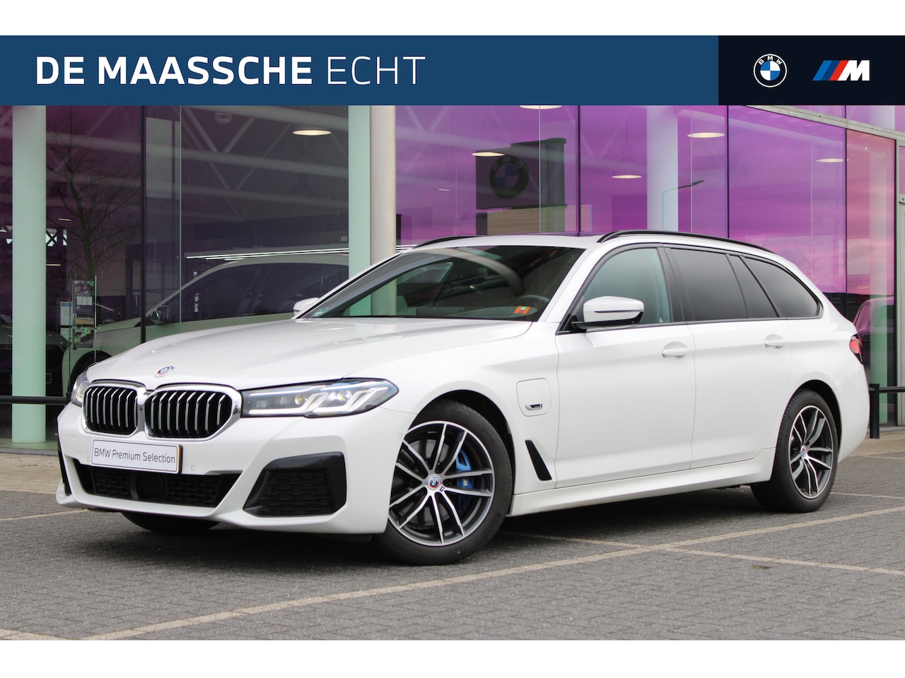 BMW 5-serie Touring - 530e xDrive M Sport Automaat / Panoramadak / Trekhaak / Laserlight / Sportstoelen / Head-U - AutoWereld.nl
