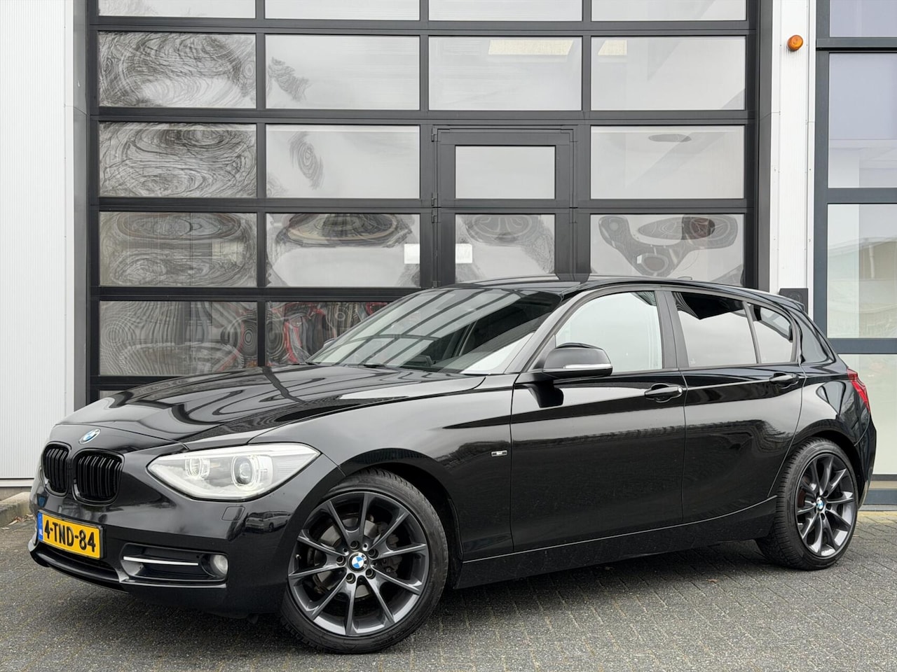 BMW 1-serie - 116d High exc. / Sport line / LED / Cruise / NAV - AutoWereld.nl