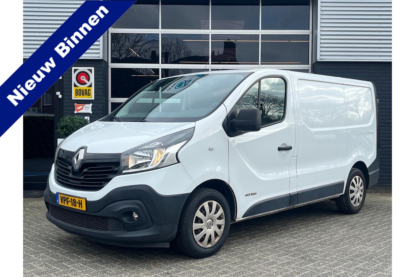 Renault Trafic - 1.6 T27 L1H1 Comfort, Airco, Bluetooth, Cruise, Trekhaak, PDC, BTW, APK - AutoWereld.nl