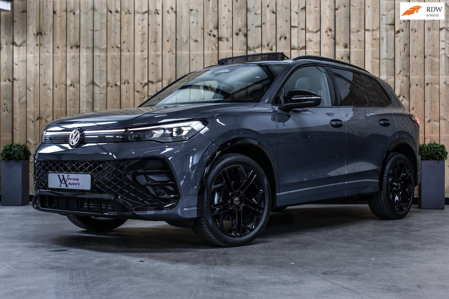Volkswagen Tiguan - 1.5 eTSI R-Line *Pano*H/K*360 Camera*Head-Up*Keyless*Trekhaak* - AutoWereld.nl