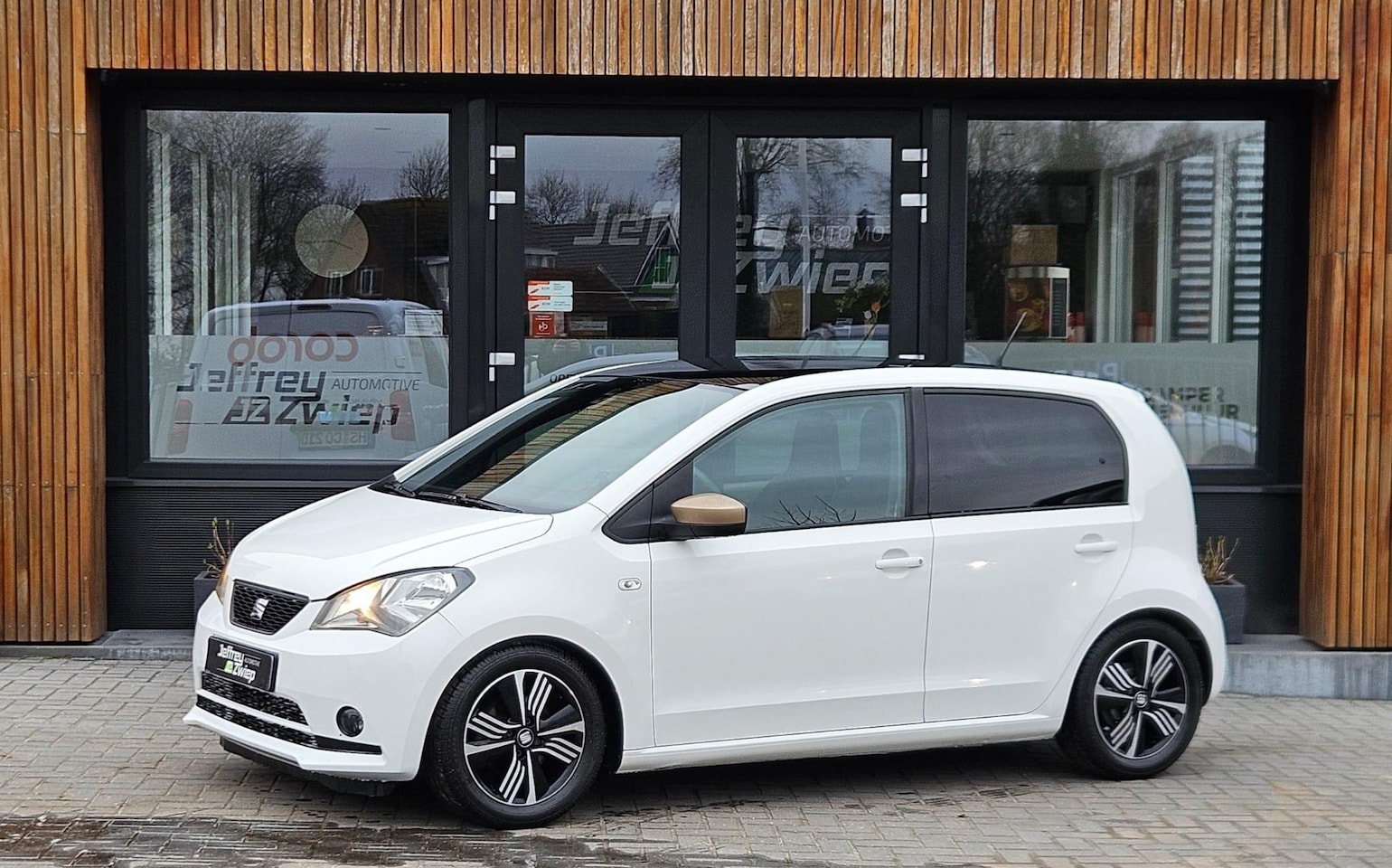 SEAT Mii - 1.0 Mii by Cosmopolitan lichtmetaal. leer/alcantara. parkeer sensor. - AutoWereld.nl