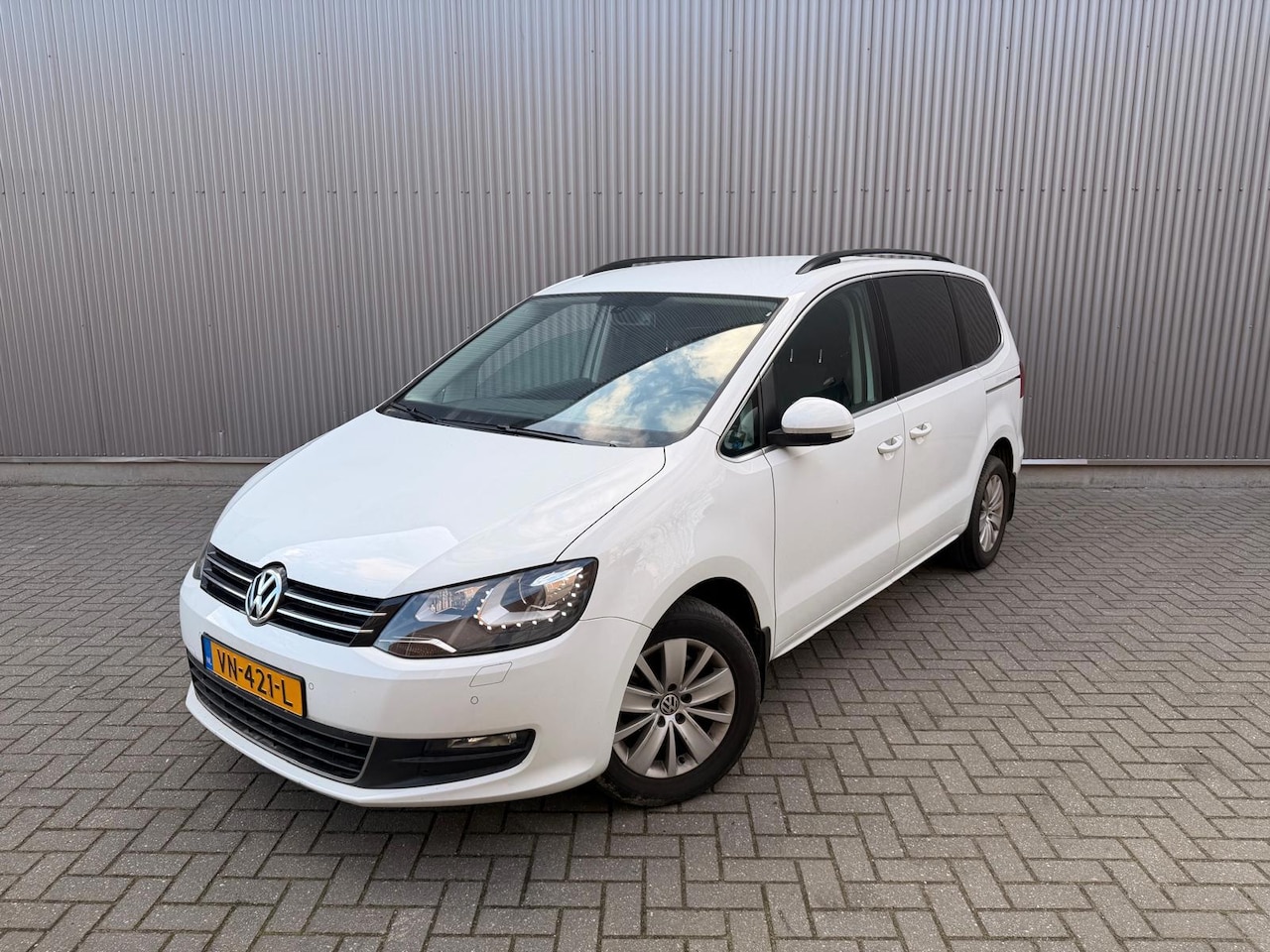 Volkswagen Sharan - 2.0 TDI Highline BlueMotion Let op RA schade - AutoWereld.nl