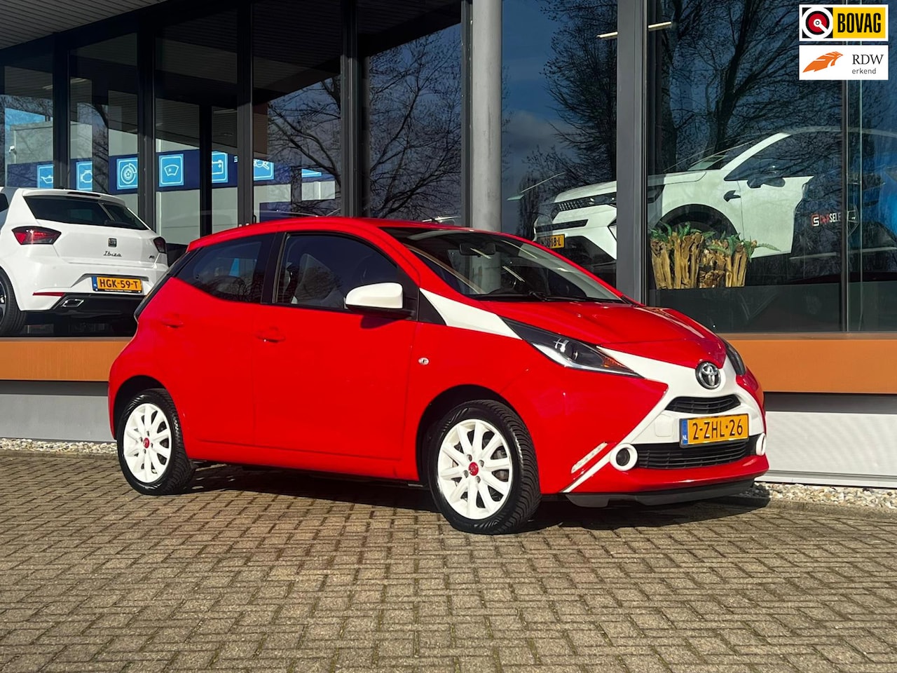 Toyota Aygo - | Bluetooth | Sportstoelen | Uniek | Lichtmetalen velgen - AutoWereld.nl