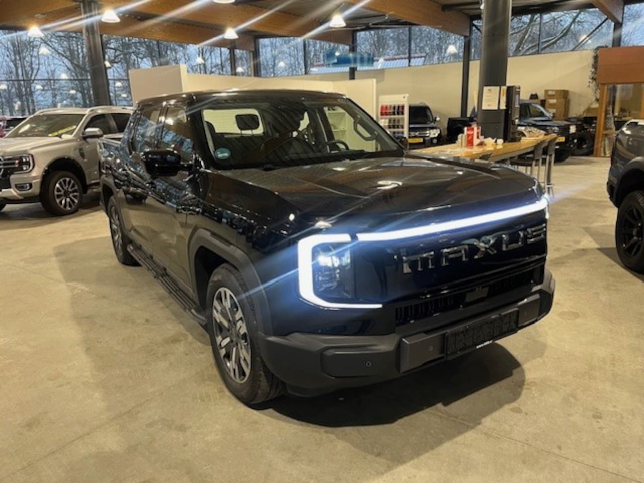 Maxus eTerron 9 - eTerron 9 102 kWh 4X4 VOLLEDIG ELECTRISCH 5 PERS 3500 KG TREKGEWICHT GARANTIE € 69.500 EXC - AutoWereld.nl