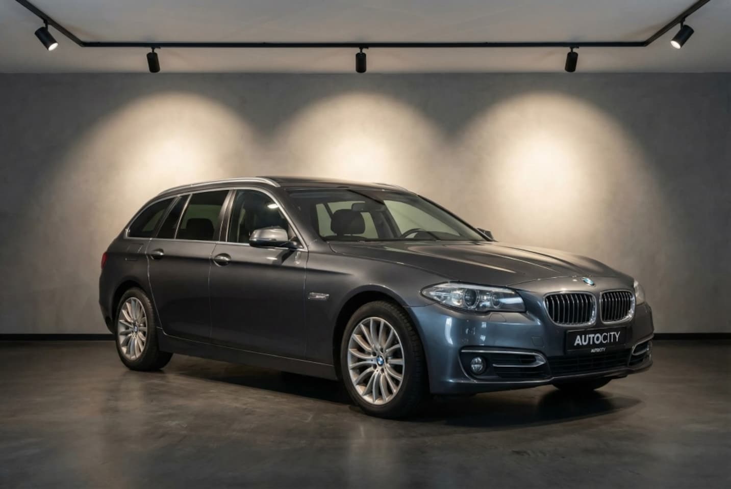 BMW 5-serie Touring - 520i Luxury Edition l Pano l HUD l Memory l 360 Camera l VOL OPT - AutoWereld.nl