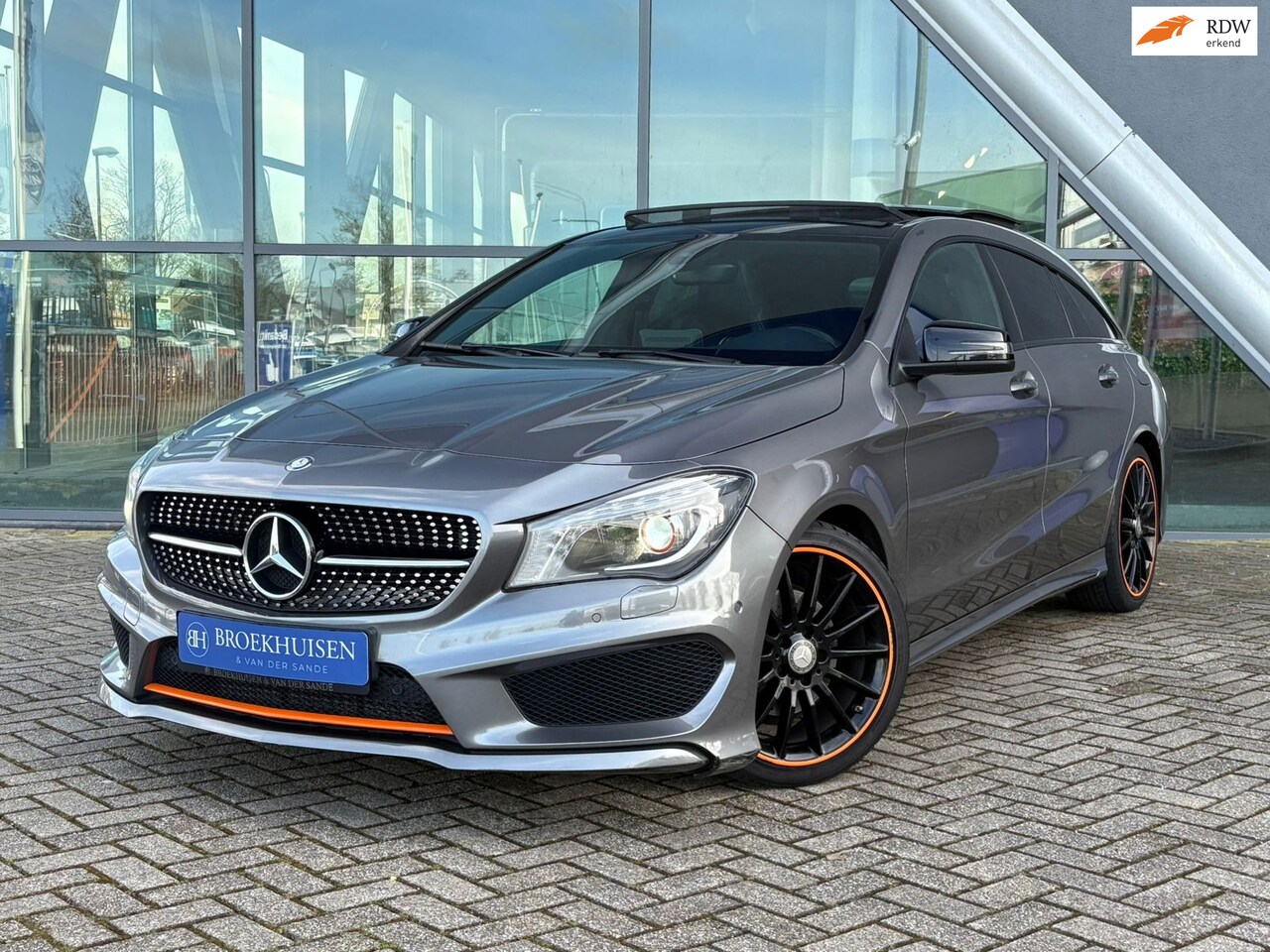 Mercedes-Benz CLA-klasse Shooting Brake - 180 OrangeArt Edition Panoramadak / Stoelverwarming / Elektrische Stoelen - AutoWereld.nl