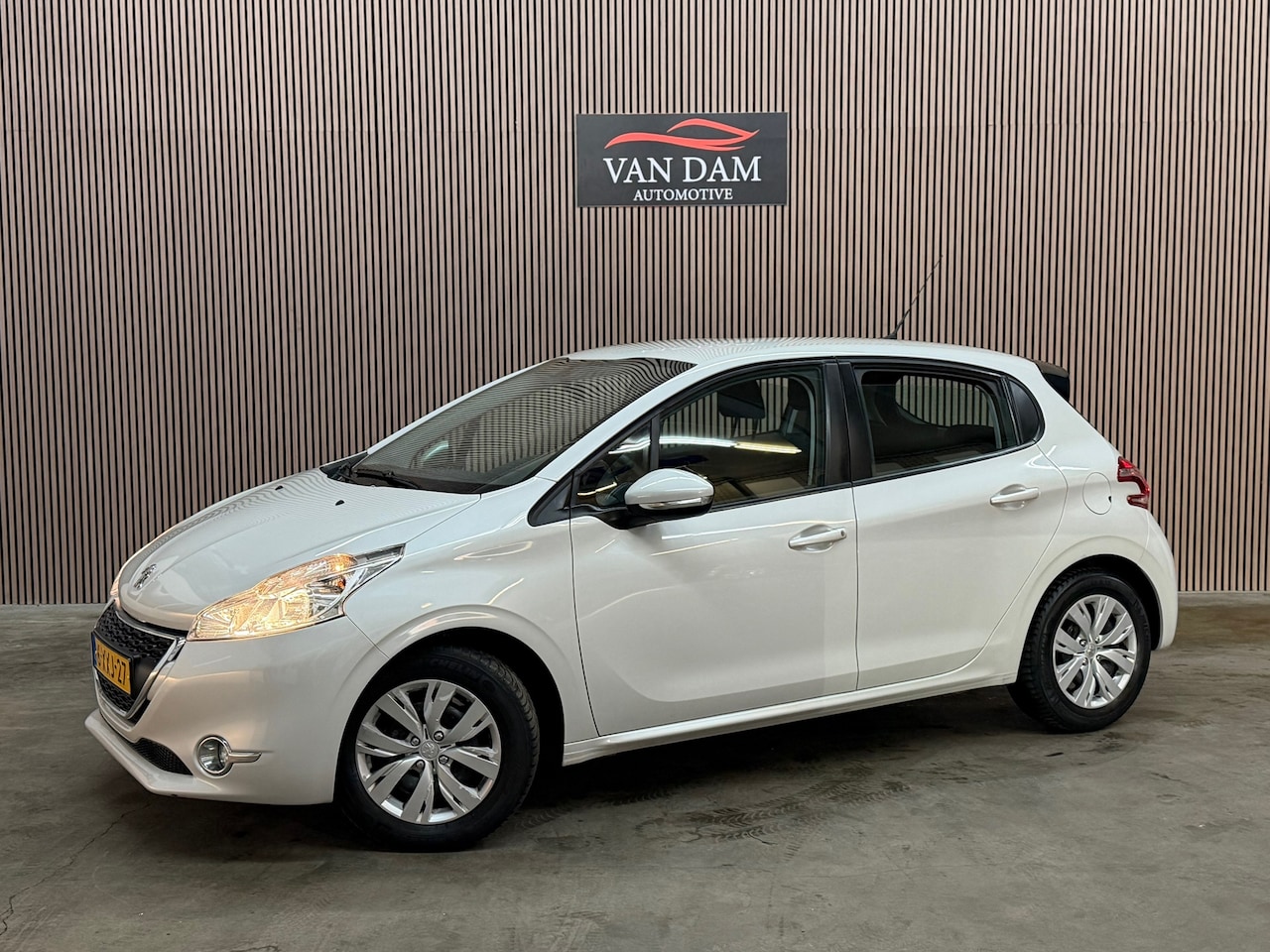 Peugeot 208 - 1.6 e-HDi Blue Lease 2014 NAP NAVI TREKHAAK AIRCO - AutoWereld.nl