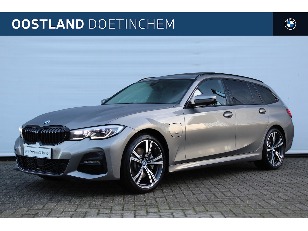 BMW 3-serie Touring - 330e High Executive M Sport Automaat / Panoramadak / Trekhaak / Sportstoelen / Laserlight - AutoWereld.nl